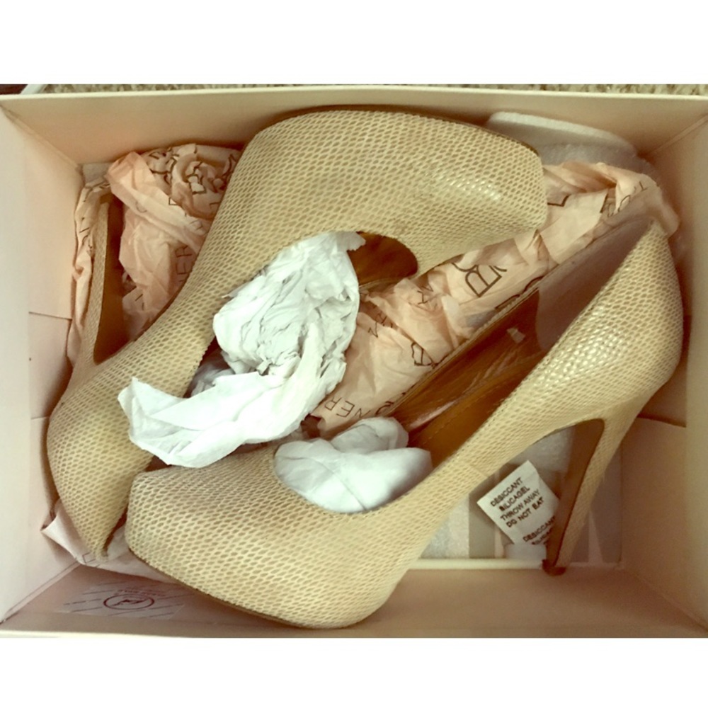 BCBG Parade sandalwood snake pump - Cashew Sz 9.5